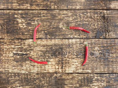 目的健康红辣椒在旧木制桌上放在旧木制背景的红辣椒里有机的图片