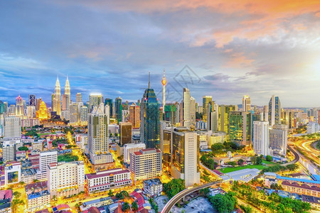 马来西亚黄昏时的吉隆坡市中心天际线日出央高的图片