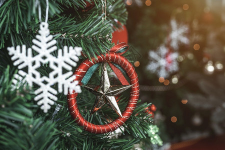 圣诞和新年绿色树背景装饰的彩色球紧贴近了多彩庆祝美丽的模糊图片