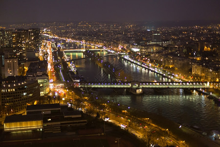 旅行公寓城市从埃菲尔铁塔看巴黎的夜景图片