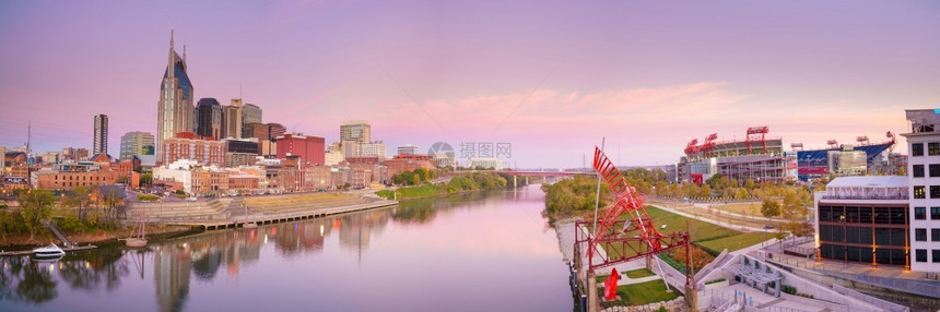 地标南部Nashville田纳西州市中心与美国坎伯兰河的天线游客图片