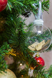 圣诞树上挂着装饰品背景图片