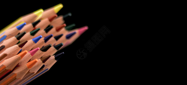 黑暗中的彩色铅笔背景图片