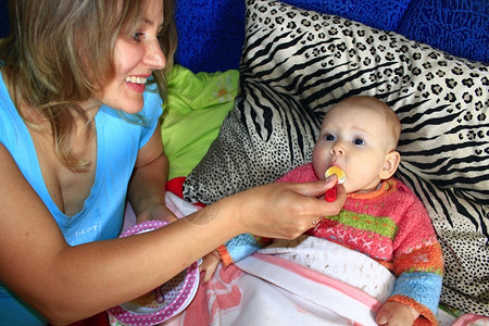 孩子们照顾幼小婴儿用童勺子喂养幼小婴儿闲暇享受图片