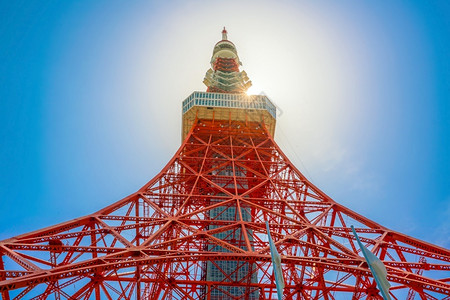 观光城市日本有太阳星和蓝天空的东京塔象征图片
