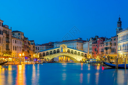 威尼斯人著名的船夫意大利威尼斯的里亚尔托桥图片