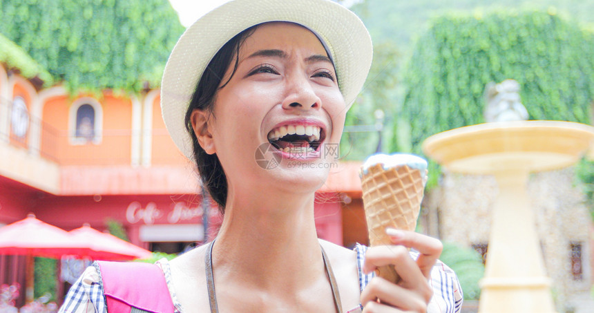 吃冰激凌的年轻美女图片