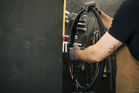 人们作坊专业的修理自行车机械维修2图片