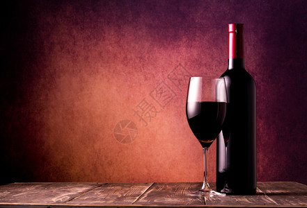 葡萄酒和彩色背景的杯和瓶赤霞珠地面奢华图片