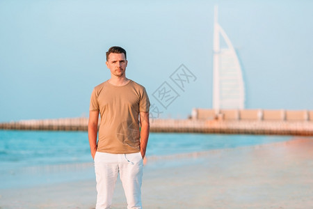 户外迪拜海滩上的年轻人阿联酋在海滩上玩得开心的年轻人乐趣椰子图片