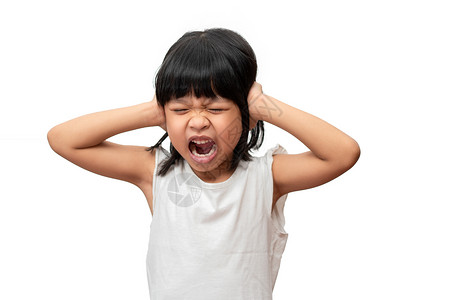 亚洲人愤怒情绪激动的亚洲女孩大喊叫和沮丧满怀愤怒疯狂和大声呼喊并用白种背景的手盖耳朵来遮光注意力赤字超动障碍ADHD概念脸覆盖年轻的高清图片素材