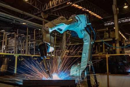 金属建造自动的团队机器人焊接正在为新程序教学模式中背景