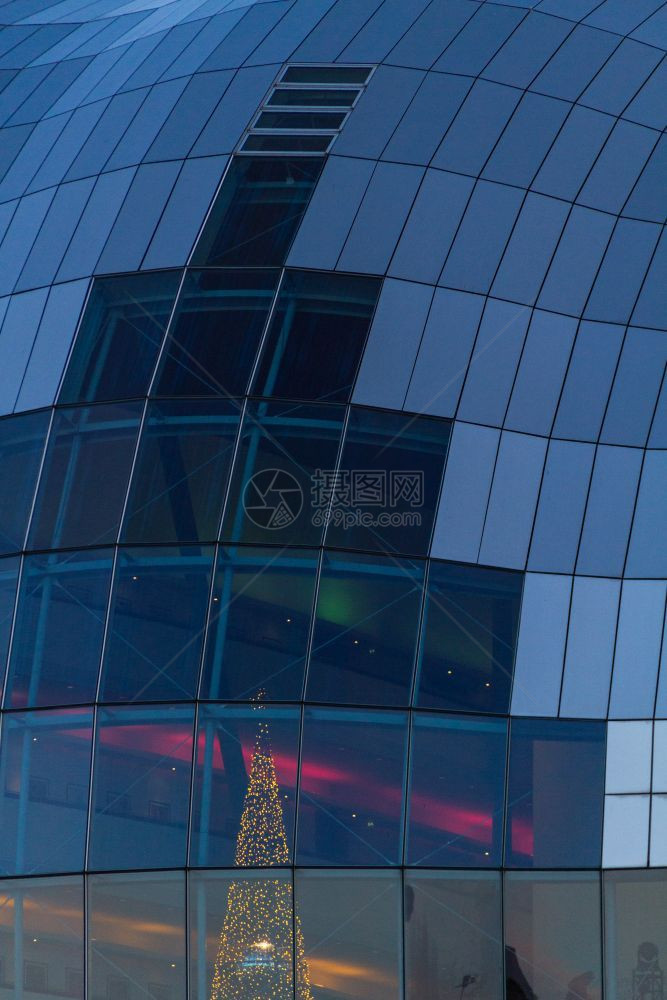 教育天空在NewcastleGateheadQuayside的SageGateshophead音乐厅外部玻璃上贴近面有明亮的圣诞图片