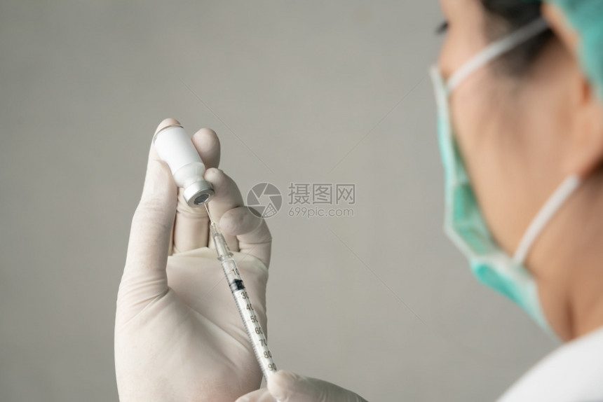 医生注射用于预防疾病的疫苗图片