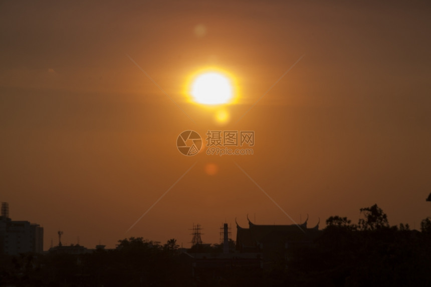 城市办公室泰国晚上建筑物的剪影晚上家园和寺庙晚上的剪影图片