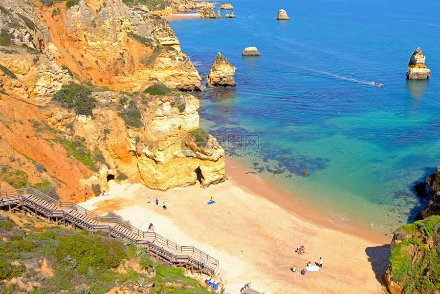 松弛葡萄牙阿尔加夫拉各斯的普亚德科阿纳旅游晴天图片