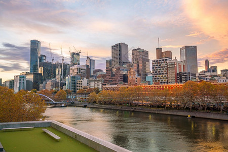城市景观目的地建造澳洲日落时墨尔本市天际的全景图片
