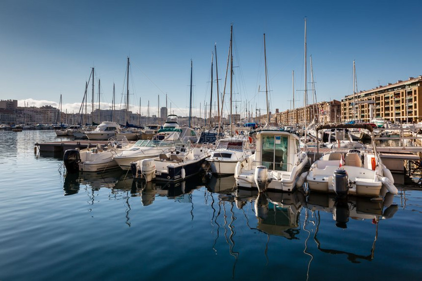天际线建筑物旅游法国马赛老港的渔船和游艇图片