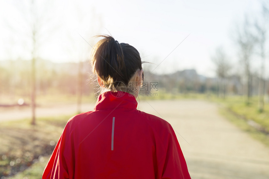 积极的自然马尾辫女跑车手在公园慢图片