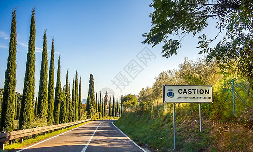 路标休息CastionVeronese在意大利游客高清图片
