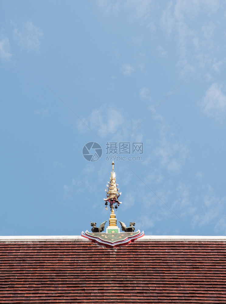 云雕像在明蓝天空下教堂屋顶的金本位雕塑有泰国传统北方风格的复制空间泰国北部风格佛教徒图片