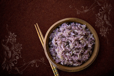 意大利语棕色的印度人在一碗泰国风格的食品中有机大米图片