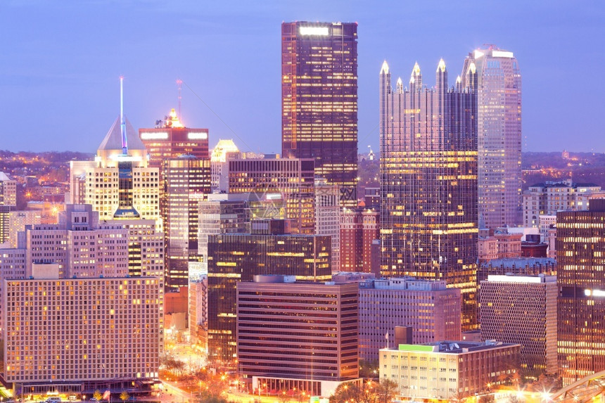 美国宾夕法尼亚州匹兹堡市中心商业区摩天大楼的详情黄昏北美国人图片