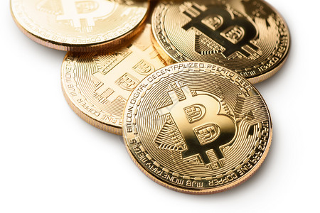 BITCOIN概念的网络金融Bitcoin硬币在白背景上孤立的宏拍摄Name设计图片