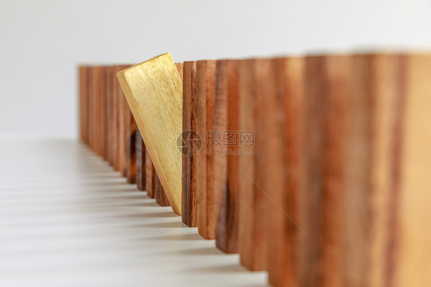 木头不同选择概念的未结木制棕色块招募的图片