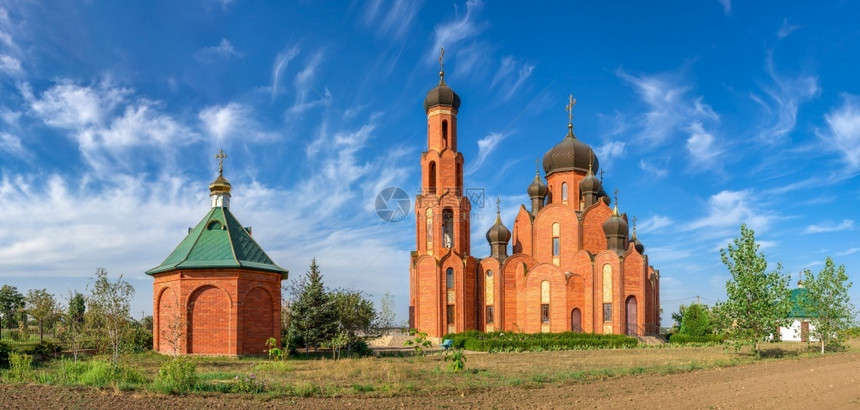乌克兰奥德萨地区Rybakovka的圣尼古拉斯教堂在乌克兰Rybakovka的一个阳光明媚夏日圣尼古拉斯教堂举行现代的使徒一种图片