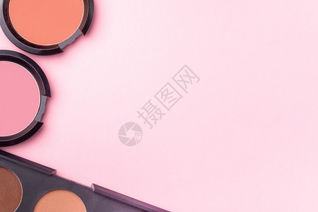 粉色背景上的化妆品背景图片