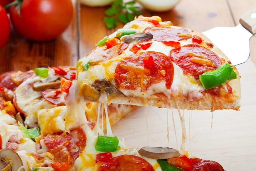 肉一片热辣披萨豪华配有辣椒蘑菇许多美味的意大利奶酪准备就绪小吃育肥图片