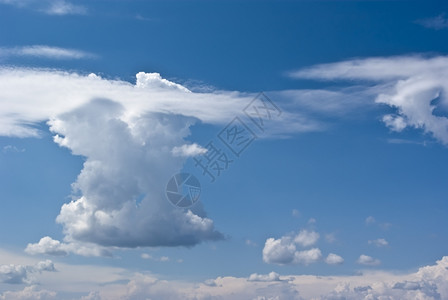 天堂柔和的白云映衬着蓝天场景抽象的图片