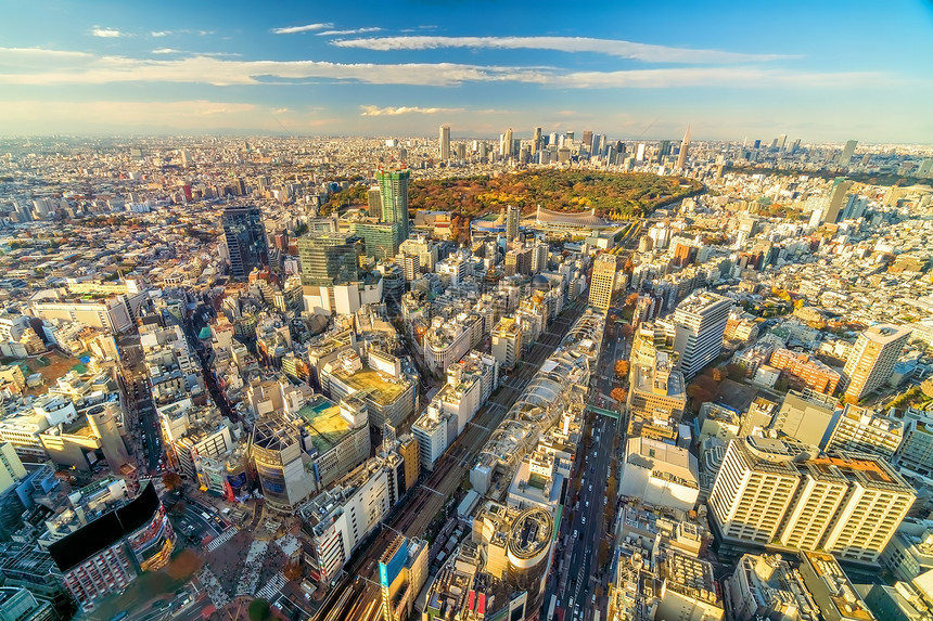现代的全景黄昏日本落时东京市天际新宿和涉谷地区的顶景图片