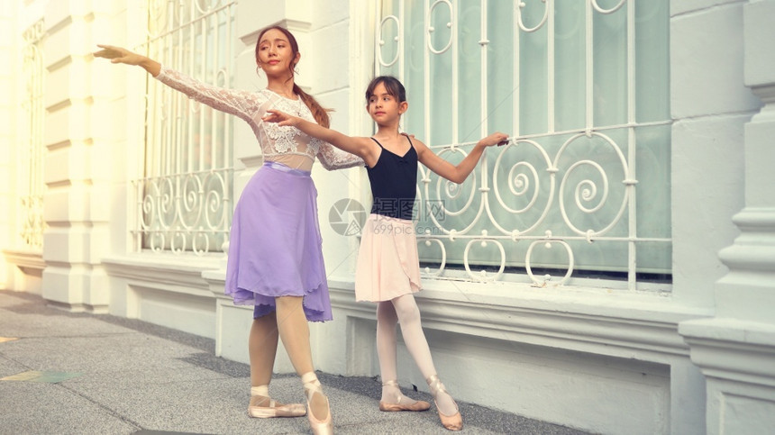 童年外街头的芭蕾舞蹈培训学校图片