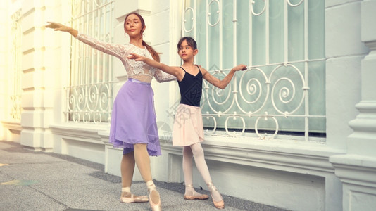 童年外街头的芭蕾舞蹈培训学校图片