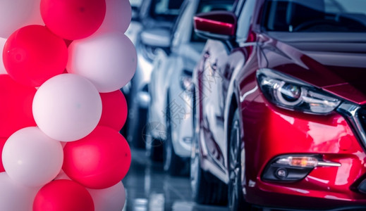 厂房出租素材工厂商业在现代汽车展厅装饰的红气球和白色在红SUV车前视线模糊红色SUVNew和闪亮的豪华SUV车停在现代展示室汽车经销商办公室背景