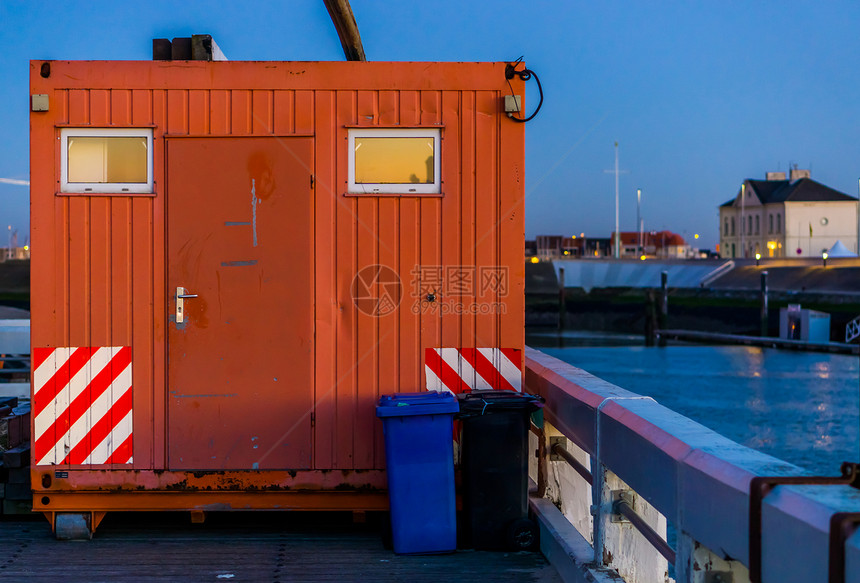 移动的流贮存港口内一个建筑工地可运输作场所附近的移动集装箱办公点可运输工作地点图片