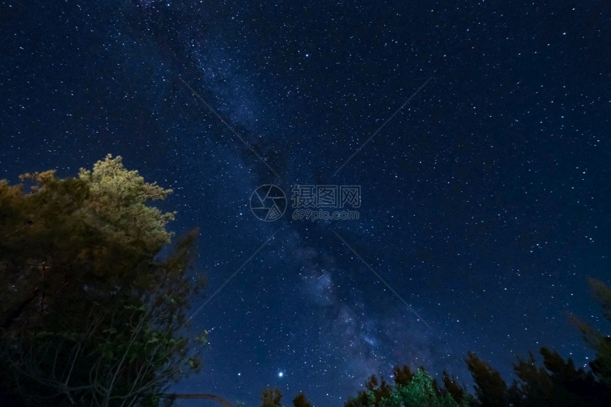 乳白色星系自然Troodos山脉森林上空的银河系照片夺取塞浦路斯Kakopetria村图片