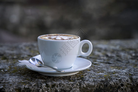 杯热咖啡一配上美丽的艺术品早餐桌上放着热咖啡拿铁早晨杯子浓咖啡牛奶高清图片素材
