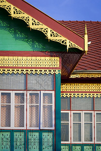 白色的古老多彩泰国传统木屋表面晨光照耀着古代风格蓝天的色空木头屋顶图片