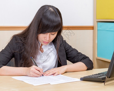 桌子在办公台撰写中文女作档白色的图片