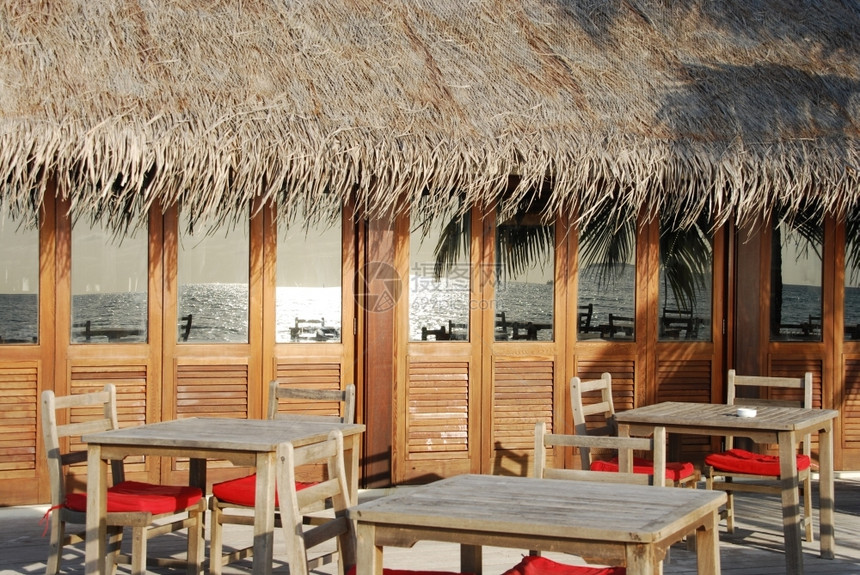 建造红色的美相片典型餐厅布景在恶岛屿海洋反射中椅子图片