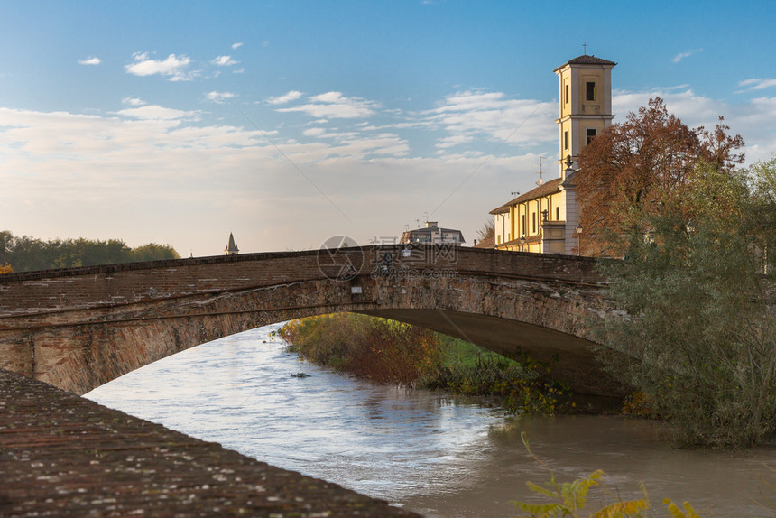 意大利艾米亚罗马涅大区帕尔卡洛诺河上的石桥和古钟楼意大利艾米亚罗马涅大区帕尔的卡洛诺河上石桥和古钟楼城市的董图片
