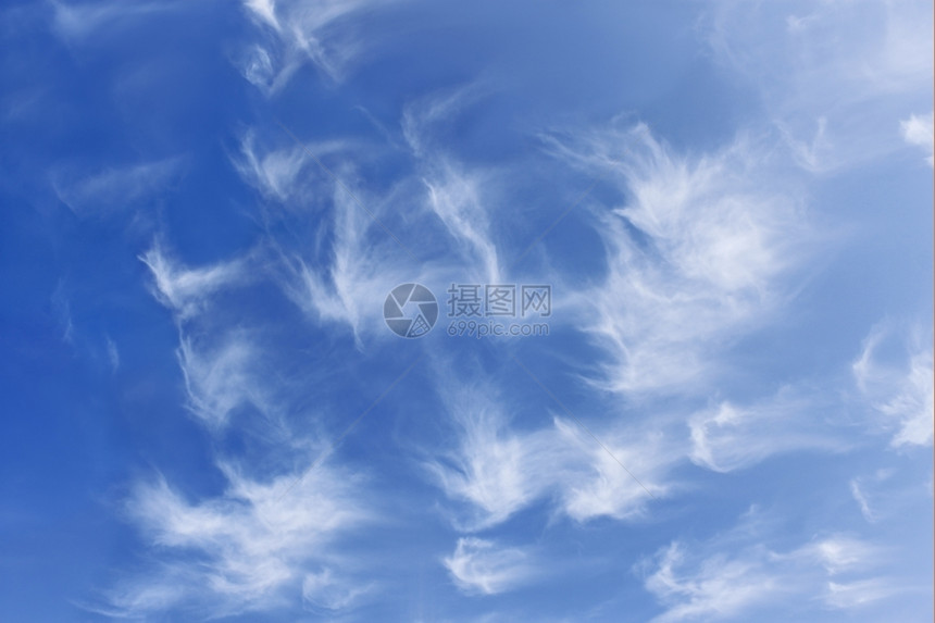 天气古朴蓝色空背景下的幻影白云群酷儿图片