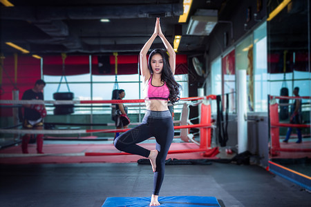 运动员工作室健身亚洲女在运动健身房内部和俱乐练习瑜伽训女士图片