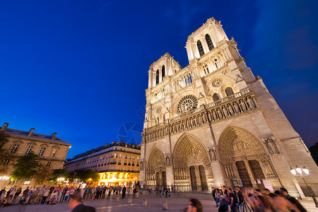 法语自然大教堂巴黎2014年6月PARIS2014年6月圣母教堂夜间与游客一起参观每年有120万人访问圣母教堂背景图片