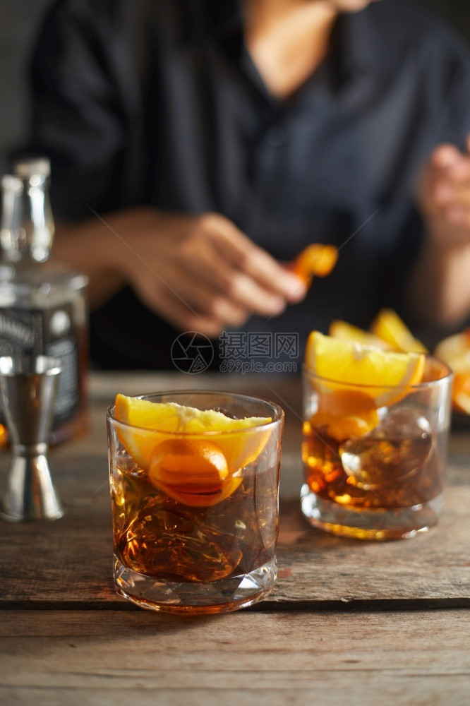 酒吧新鲜的茶点美味酒精饮料老式鸡尾酒加橙色切片图片