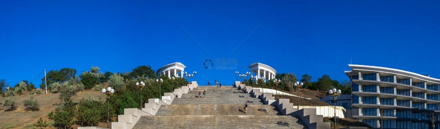 发现乌克兰切尔诺莫斯082海上楼梯从滨公园到切尔诺莫斯克市公共海滩在阳光明媚的夏日早晨乌克兰切尔诺莫斯的海上楼梯采取林荫大道图片