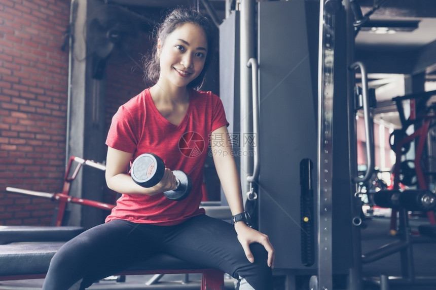 黑暗的美丽肌肉适合女人锻炼肌肉和健身女人在房锻炼康生活方式的概念运动起重图片